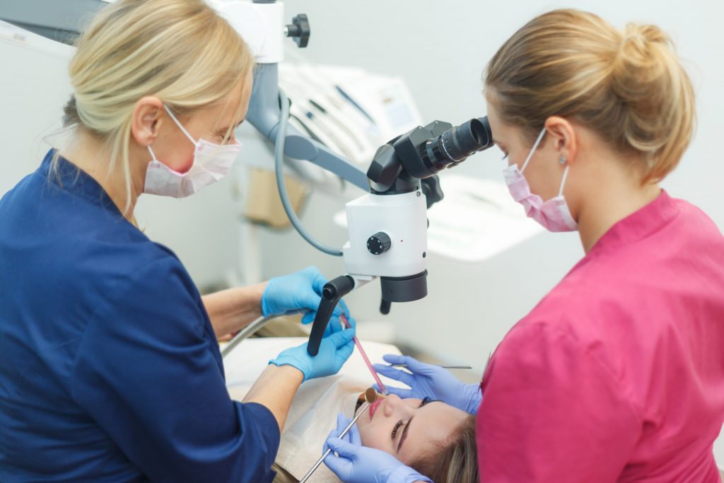 Leczenie zębów pod mikroskopem - Świdnica | nClinic