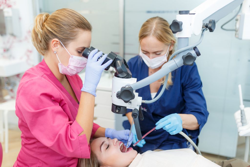 Leczenie zębów pod mikroskopem - Świdnica | nClinic